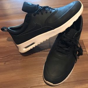Black nike tennis shoes